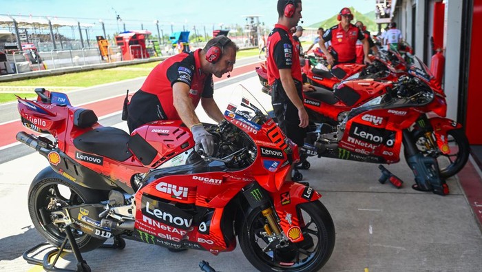 Mekanik mempersiapkan sepeda motor pembalap Ducati Lenovo Team Marc Marquez sebelum sesi latihan bebas  sesi latihan bebas MotoGP Indonesia 2025 di Sirkuit Internasional Pertamina Mandalika, Lombok Tengah, Nusa Tenggara Barat, Jumat (3/10/2025). MotoGP Indonesia yang merupakan Seri ke-18 MotoGP tahun ini berlangsung pada 3-5 Oktober 2025. ANTARAFOTO/Aditya Pradana Putra