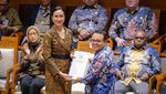 Menpar Widiyanti Berbaju Batik Saat UU Kepariwisataan Disahkan DPR RI