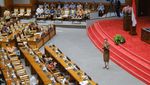 Menpar Widiyanti Berbaju Batik Saat UU Kepariwisataan Disahkan DPR RI