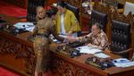 Menpar Widiyanti Berbaju Batik Saat UU Kepariwisataan Disahkan DPR RI