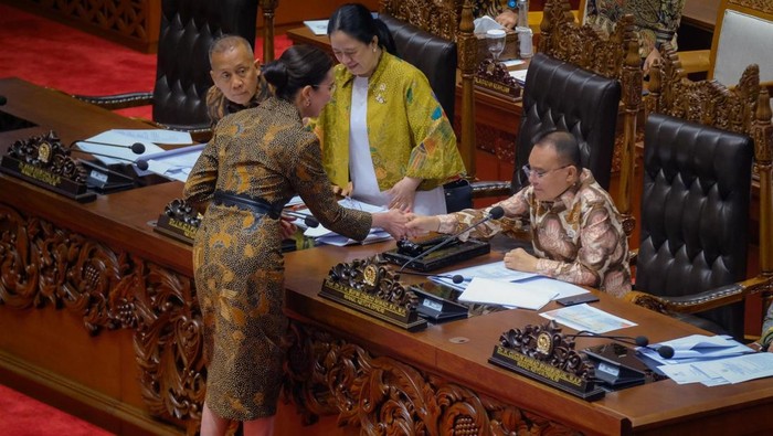 Menpar Widiyanti Putri Wardhana dalam Rapat Paripurna DPR RI untuk mengesahkan UU Kepariwisataan