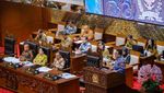 Menpar Widiyanti Berbaju Batik Saat UU Kepariwisataan Disahkan DPR RI