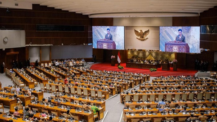 Menpar Widiyanti Putri Wardhana dalam Rapat Paripurna DPR RI untuk mengesahkan UU Kepariwisataan