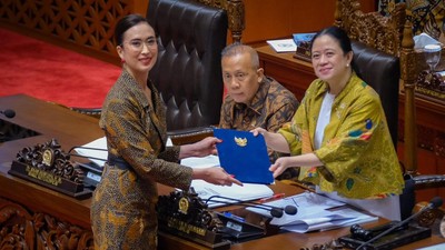 Menpar Widiyanti Berbaju Batik Saat UU Kepariwisataan Disahkan DPR RI