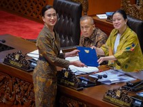 Menpar Widiyanti Berbaju Batik Saat UU Kepariwisataan Disahkan DPR RI