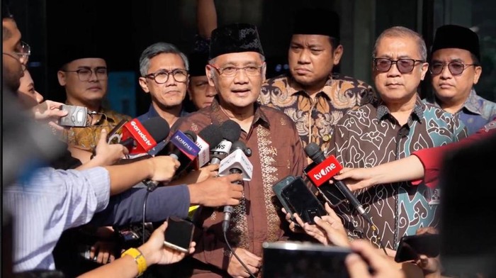 Menteri Haji dan Umrah, Mochamad Irfan Yusuf atau Gus Irfan (tengah), saat ditemui di Gedung KPK, Jakarta Selatan, Jumat (2/10/2025).