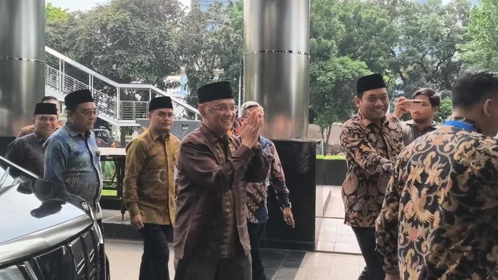 Menteri Haji dan Umrah Mochamad Irfan Yusuf atau Gus Irfan mendatangi gedung Merah Putih KPK, Kuningan, Jakarta, Jumat (3/10/2025).