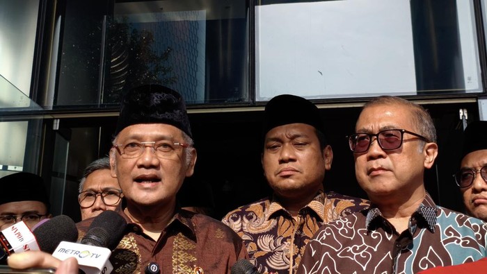 Menteri Haji Mochamad Irfan Yusuf (kiri)-(Kurniawan/detikcom)