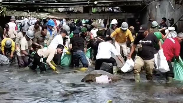 Menteri Lingkungan Hidup, Hanif Faisol Nurofiq bersama berbagai elemen masyarakat membersihkan sungai Cisarua yang mengalir deras ke sungai Ciliwung, Bogor, Jawa Barat, Jumat (03/10/2025). (Instagram/haniffaisolnurofiq)
