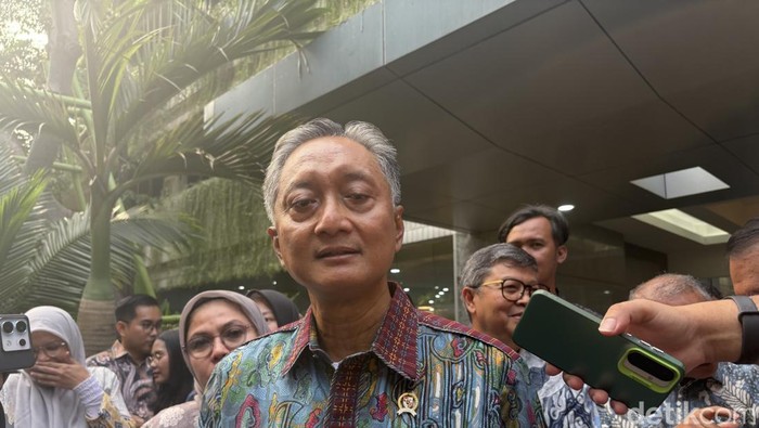 Pekerja menggunakan alat berat saat membongkar puing bangunan mushalla yang ambruk di Pondok Pesantren (Ponpes) Al Khoziny di Kecamatan Buduran, Sidoarjo, Jawa Timur, Kamis (2/10/2025). Pembongkaran bangunan tersebut untuk memudahkan akses tim evakuasi ke korban yang diduga masih banyak yang belum terselamatkan. ANTARA FOTO/Umarul Faruq/nym.
