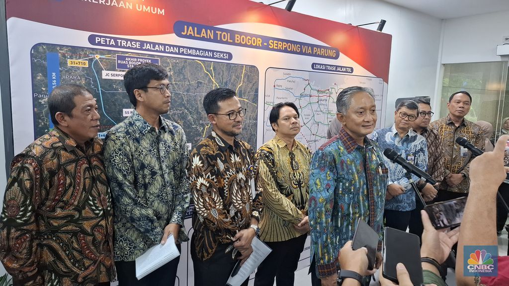Menteri Pekerjaan Umum (PU) Dody Hanggodo saat ditemui wartawan di kompleks Kementerian PU, Jumat (3/10/2025). (Srealm Indonesia/Chandra Dwi Pranata)