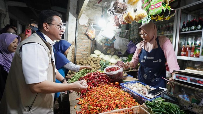 Menteri Perdagangan Budi Santoso saat meninjau sejumlah sentra perdagangan, salah satunya di Pasar Wage Nganjuk.