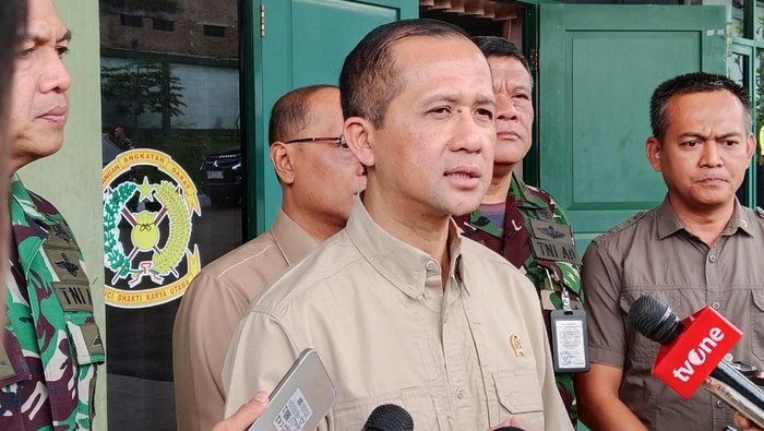 Menteri Transmigrasi M. Iftitah Sulaiman Suryanagara
