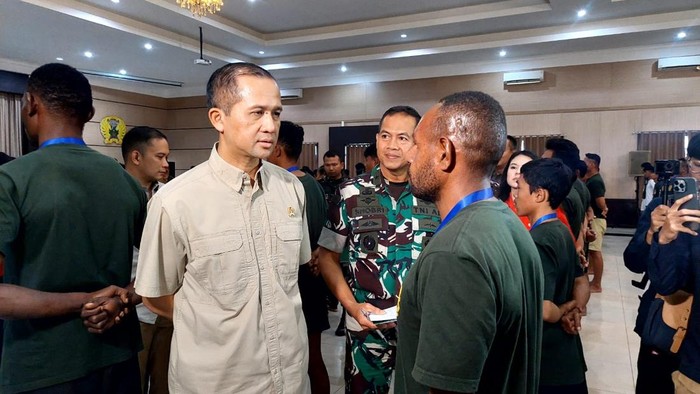 Menteri Transmigrasi M. Iftitah Sulaiman Suryanagara