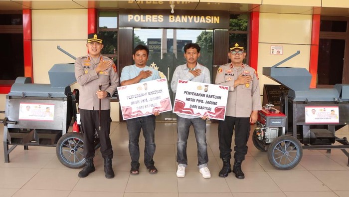 Kapolres Banyuasin AKBP Ruri menyerahkan bantuan mesin pemipil jagung ke petani