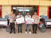Kapolres Banyuasin Serahkan Bantuan Mesin Pipil Jagung dari Kapolri untuk Petani