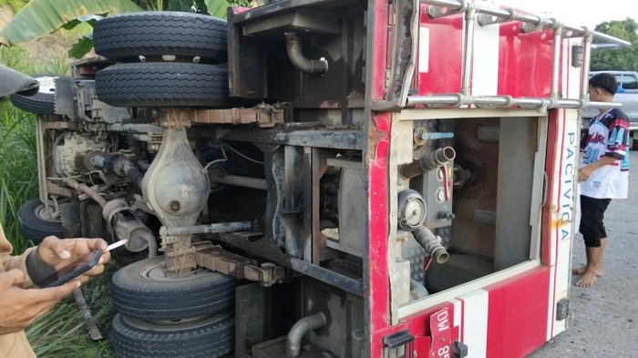 Mobil Damkar Bone terbalik saat melaksanakan tugas.