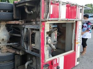 Mobil Damkar Bone Terbalik Saat Menuju Lokasi Kebakaran, 4 Petugas Luka