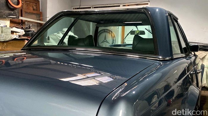 Mobil Mercy model Pagoda W113 koleksi BJ Habibie yang dibeli Ridwan Kamil di sebuah bengkel di Gegerkalong, Bandung