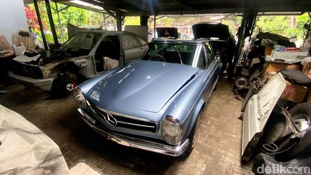 Mobil Mercy model Pagoda W113 koleksi BJ Habibie yang dibeli Ridwan Kamil di sebuah bengkel di Gegerkalong, Bandung