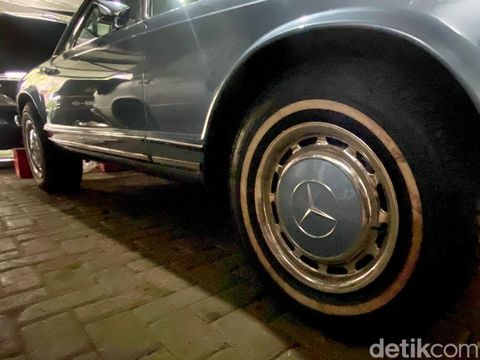 Mobil Mercy model Pagoda W113 koleksi BJ Habibie yang dibeli Ridwan Kamil di sebuah bengkel di Gegerkalong, Bandung