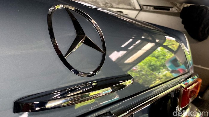 Mobil Mercy model Pagoda W113 koleksi BJ Habibie yang dibeli Ridwan Kamil di sebuah bengkel di Gegerkalong, Bandung