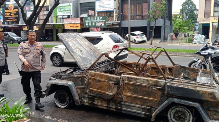 Mobil Volkswagen membawa pengantin terbakar di Bintaro, Tangerang, Jumat (3/10/2025).