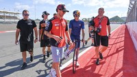 Pembalap Ducati Lenovo Team Francesco Bagnaia (kedua kiri) bersama pembalap Red Bull KTM Tech3 Maverick Vinales (kedua kanan) terlihat santai saat mengikuti sesi track familiarisation di Sirkuit Mandalika, Lombok Tengah, Kamis (2/10/2025). Foto: ANTARA FOTO/Ahmad Subaidi