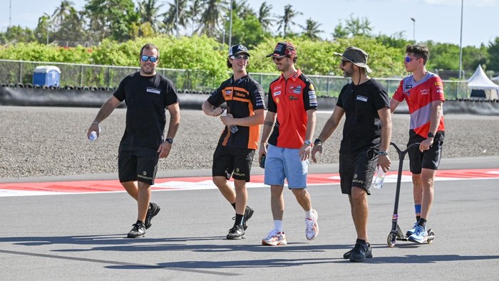 Pembalap Ducati Lenovo Team Francesco Bagnaia (tengah) berjalan keliling lintasan saat mengikuti sesi pengenalan lintasan atau track familiarisation jelang balapan MotoGP di Pertamina Mandalika International Circuit di Kuta, Praya, Lombok Tengah, NTB, Kamis (2/10/2025). Ajang balapan MotoGP seri ke 18 bertajuk Pertamina Grand Prix of Indonesia akan berlangsung pada 3 hingga 5 Oktober 2025. ANTARA FOTO/Ahmad Subaidi/nym.