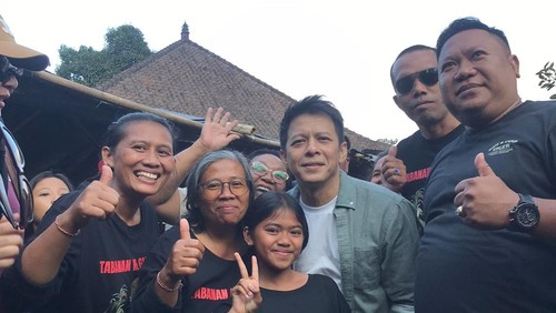 Musisi Ariel Noah bersama warga saat menyambangi Kecamatan Pupuan, Kamis (2/10/2025) dalam rangka promosi wisata di Tabanan. Ariel juga mencoba permainan gasing tradisional. (Tangkapan layar video viral)