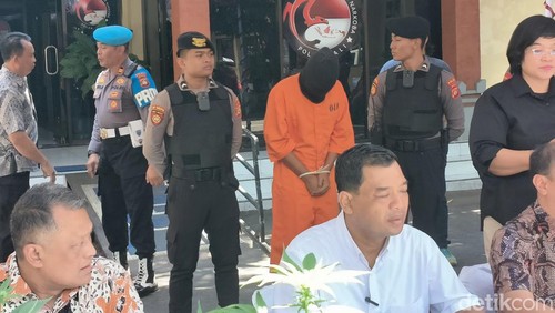 Nizar hanya dapat tertunduk lesu setelah diciduk polisi siang bolong, Jumat (3/10/2025). (Aryo Mahendro/detikBali).