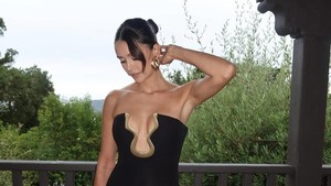 Dalam video TMZ, Nina Dobrev tegas bilang kalau mereka cuma sebatas teman. Foto: Instagram Nina Dobrev