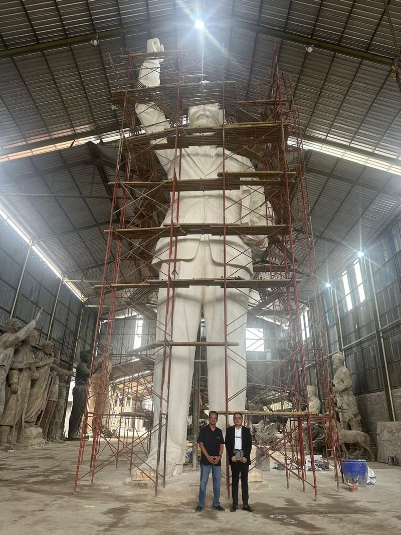 Patung Soekarno yang akan jadi ikon baru di Monumen Plaza Bung Karno di GOR Saparua