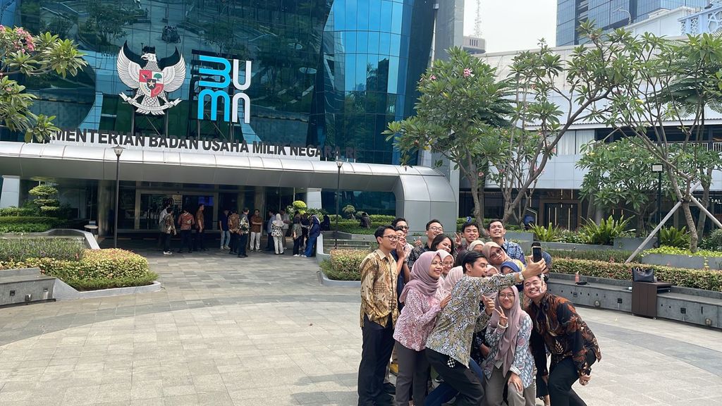 Pegawai BUMN berfoto bersama sebelum logo Kementerian BUMN berganti jadi BP BUMN. (CNBC Indonesia/Romys Binekasri)