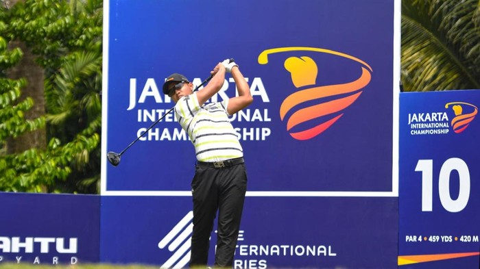 Pegolf Thailand Kuasai Putaran Perdana JAKIC Pegolf Thailand Suteepat Prateeptienchai memimpin putaran pertama Jakarta International Championship (JAKIC) 2025 di Damai Indah Golf–Pantai Indah Kapuk Golf Course, Jakarta. Pemain berusia 32 tahun itu mencatat skor 63 atau tujuh di bawah par pada hari pertama, Kamis (2/10).