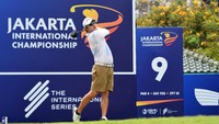 Cuaca sempat menghentikan pertandingan selama dua jam akibat hujan pada pukul 08.20. Namun performa Suteepat tidak terganggu. Memulai dari hole 10, ia mencatat dua di bawah par di sembilan hole pertama, lalu menambah lima birdie di sembilan hole berikutnya.
