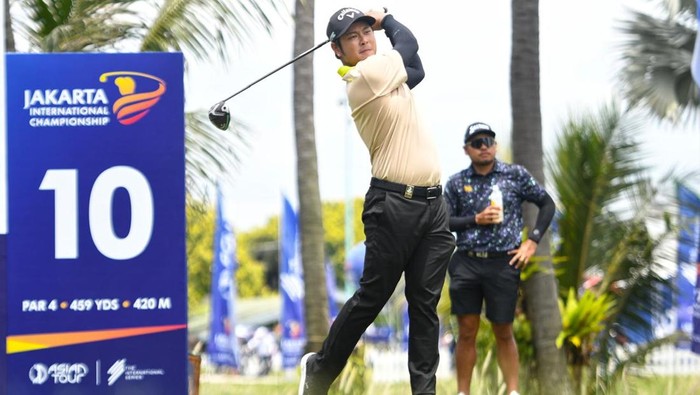 Pegolf Thailand Kuasai Putaran Perdana JAKIC Pegolf Thailand Suteepat Prateeptienchai memimpin putaran pertama Jakarta International Championship (JAKIC) 2025 di Damai Indah GolfβPantai Indah Kapuk Golf Course, Jakarta. Pemain berusia 32 tahun itu mencatat skor 63 atau tujuh di bawah par pada hari pertama, Kamis (2/10).