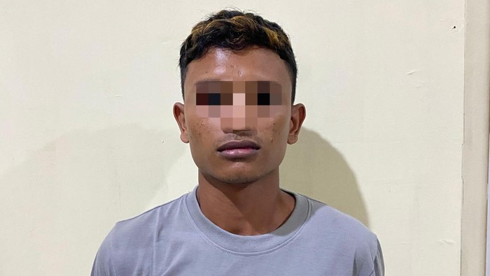 Pelaku pencurian di PT Marga Nusantara Jaya, IFR (21), saat diamankan di Mapolsek Jaten, Karanganyar, Kamis (2/10/2025).
