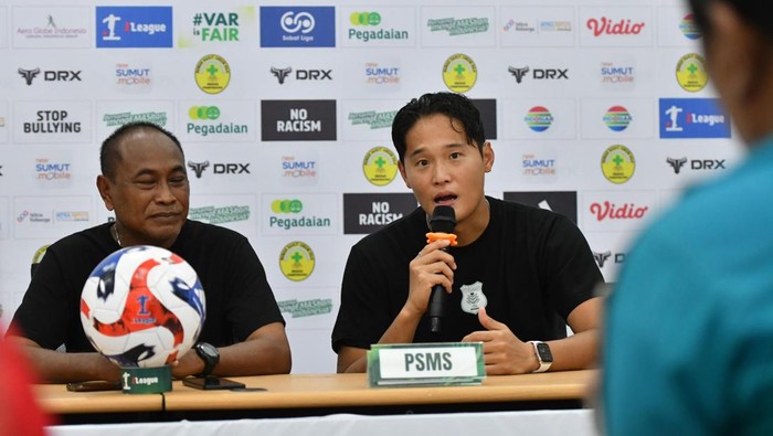 Pelatih PSMS Medan Kas Hartadi dan kapten Kim Jeung Ho  saat konperensi pers jelang laga melawan Sriwijaya FC. (Dok. PSMS Medan)