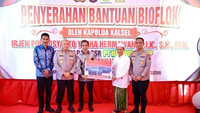 Pemberian 20 kolam bioflok oleh Hasnur Group