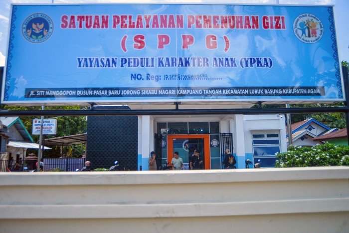 Petugas berada di depan dapur Satuan Pelayanan Pemenuhan Gizi (SPPG) di Nagari Kampuang Tangah, Lubuk Basung, Agam, Sumatera Barat, Kamis (2/10/2025). Pemprov Sumbar bersama Satuan Tugas (Satgas) Percepatan Penyelenggaraan MBG menghentikan sementara operasional dapur tersebut karena belum memiliki izin resmi kelaikan dari pemerintah dan diduga menyebabkan 110 orang terindikasi keracunan makanan.
 ANTARA FOTO/Iggoy el Fitra/agr