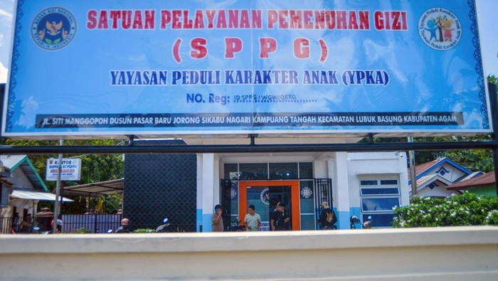 Petugas berada di depan dapur Satuan Pelayanan Pemenuhan Gizi (SPPG) di Nagari Kampuang Tangah, Lubuk Basung, Agam, Sumatera Barat, Kamis (2/10/2025). Pemprov Sumbar bersama Satuan Tugas (Satgas) Percepatan Penyelenggaraan MBG menghentikan sementara operasional dapur tersebut karena belum memiliki izin resmi kelaikan dari pemerintah dan diduga menyebabkan 110 orang terindikasi keracunan makanan.
 ANTARA FOTO/Iggoy el Fitra/agr