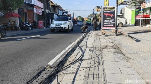 Bupati Badung meninjau penataan kabel provider ke jaringan utilitas bawah tanah di Sading, Mengwi, Jumat (3/10/2025). (Agus Eka/detikBali)
