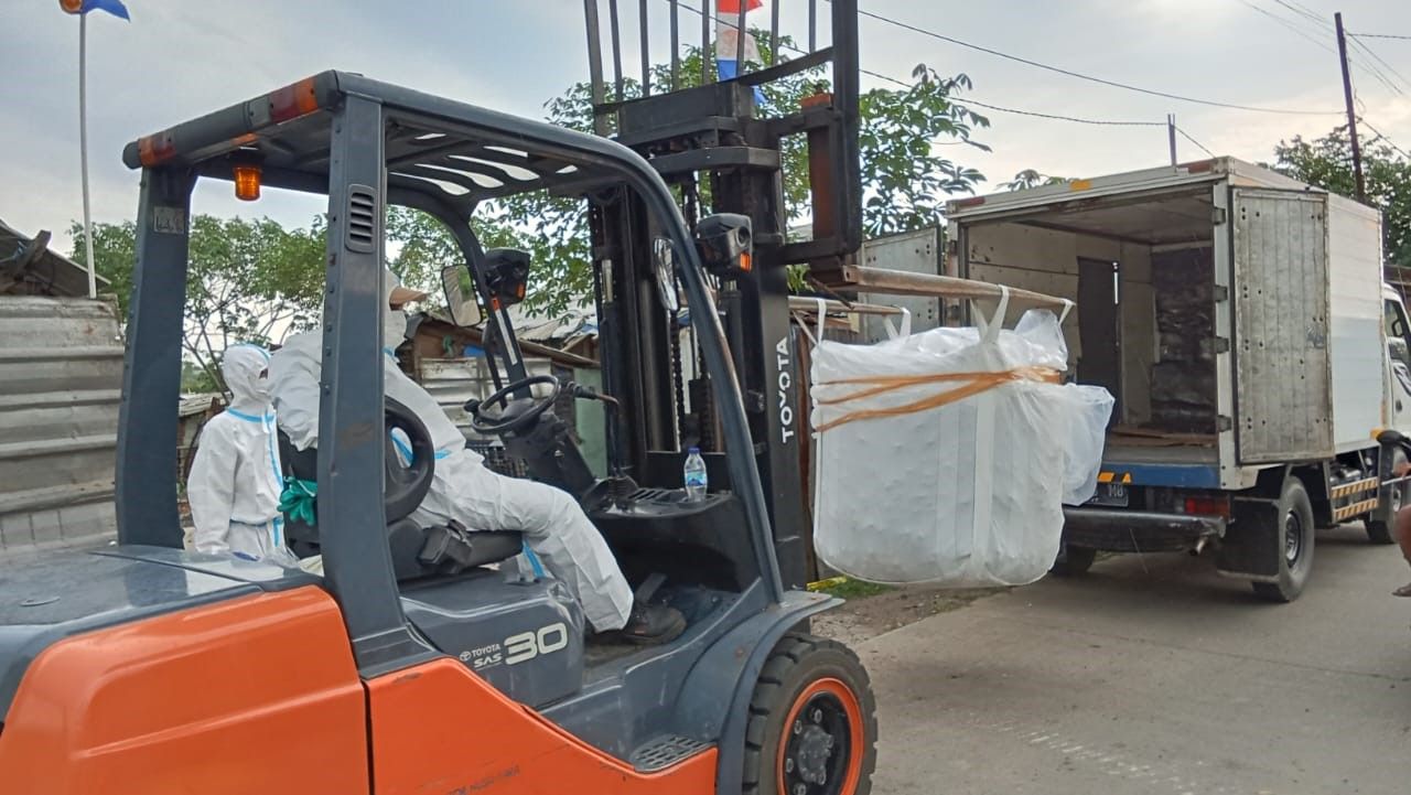 Pengangkatan jumbo bag hasil dekontaminasi saat proses dekontaminasi paparan radioaktif Cs-137 di kawasan industri modern Cikande, Banten, 2 Oktober 2025. (Dok. KLH/ BLPH)