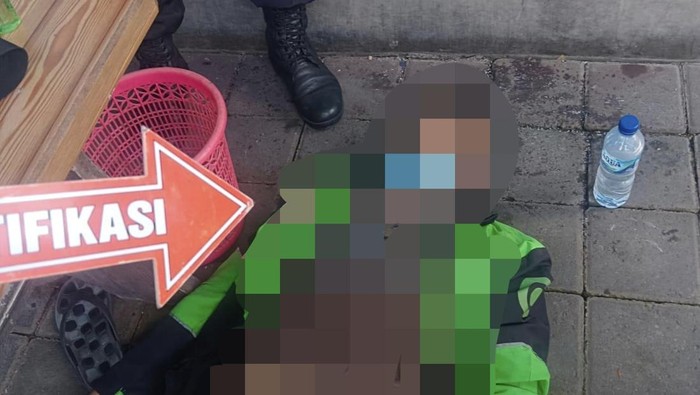 Pengemudi ojol tetiba ambruk lalu meninggal, sempat ditolong warga di Desa Munggu, Badung, Jumat (3/10/2025). (Dok Polres Badung)