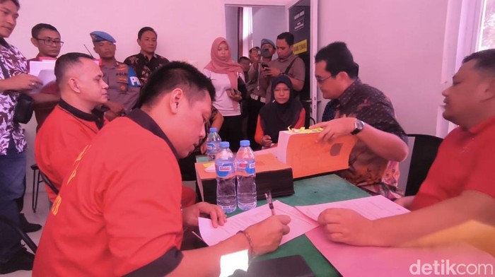 Penyerahan dua tersangka kasus pembunuhan Brigadir Muhammad Nurhadi yang berlangsung di Kejari Mataram, Jumat (3/10/2025)