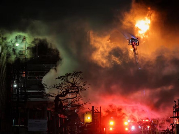 Firefighters work to contain a large fire that broke out at the Chevron refinery, in El Segundo, California, U.S., October 2, 2025. REUTERS/Daniel Cole Purchase Licensing Rights