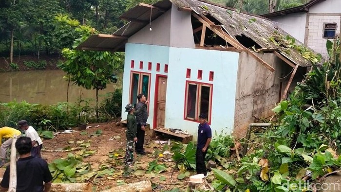 Petugas BPBD Ciamis melakukan asesmen rumah yang rusak tertimpa pohon tumbang setelah diterjang angin kencang.