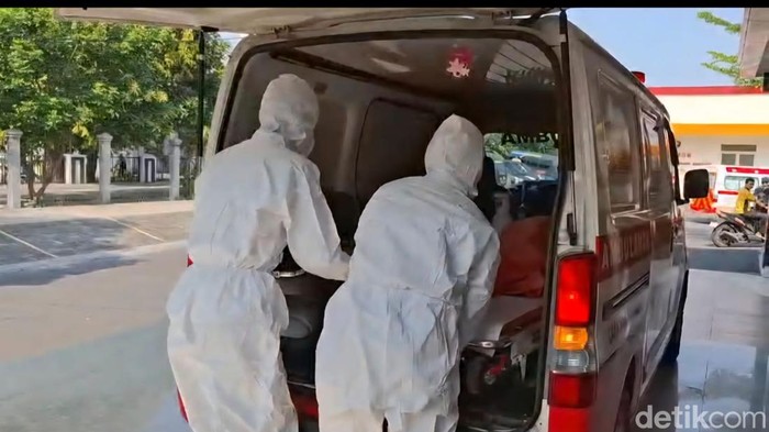 Petugas medis mengangkut jasad yang dievakuasi dari Ponpes Al Khoziny Sidoarjo.