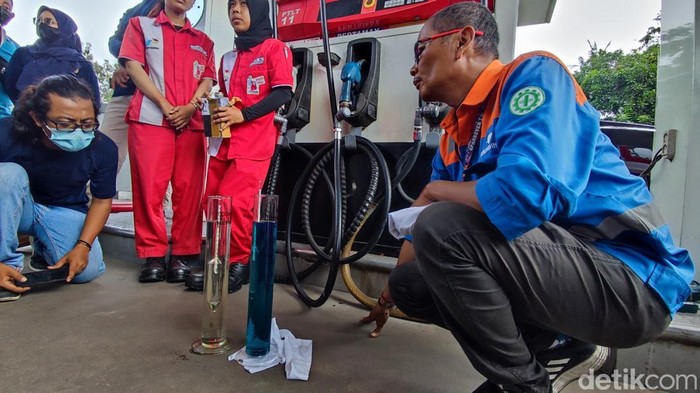 Petugas melakukan pengecekan Pertamax di SPBU Gito Gati, Jumat (3/10/2025).